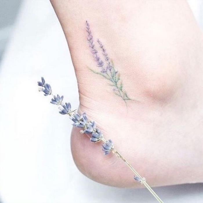 kleine tattoos mit großer bedeutung lavendel stäbchen mit kleinen lila blüten, ein tattoo und eine echte blume