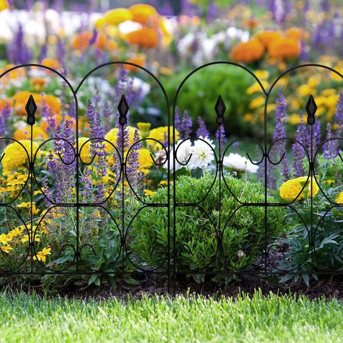 Blumen hinter Zaun aus Metall, Zaunmaterial auswählen, Metallzaun robust edel und wertvoll 