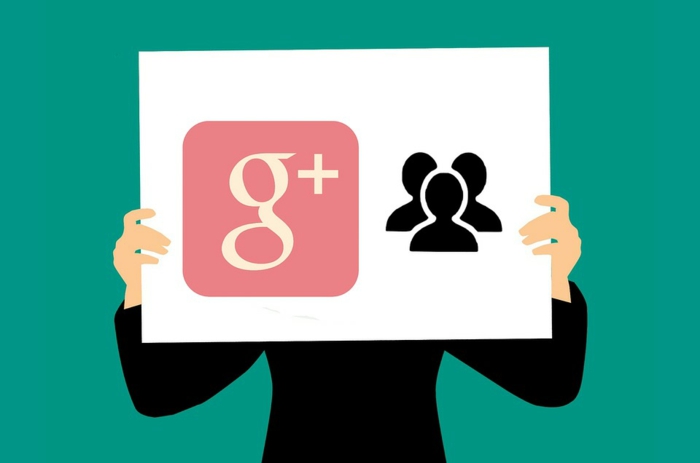 ein Mensch trägt ein Bild von dem Logo von Google Plus, und viele Leute, die dort posten