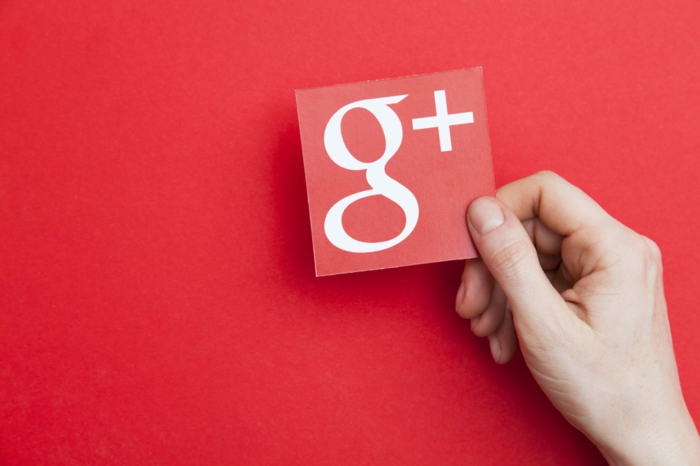 roter Hintergrund, eine Karte mit dem Logo von Google+ weißer Buchstabe und ein Plus