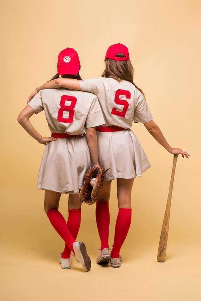 halloween partnerkostüme, zwei frauen mit baseball equipment, team spielen, sportlerinnen, beige rote outfits