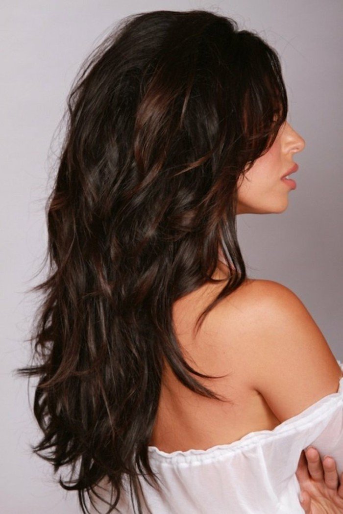 schwarze haare mit natürlichen locken, lange haarstyles, weiße bluse, seitliches foto