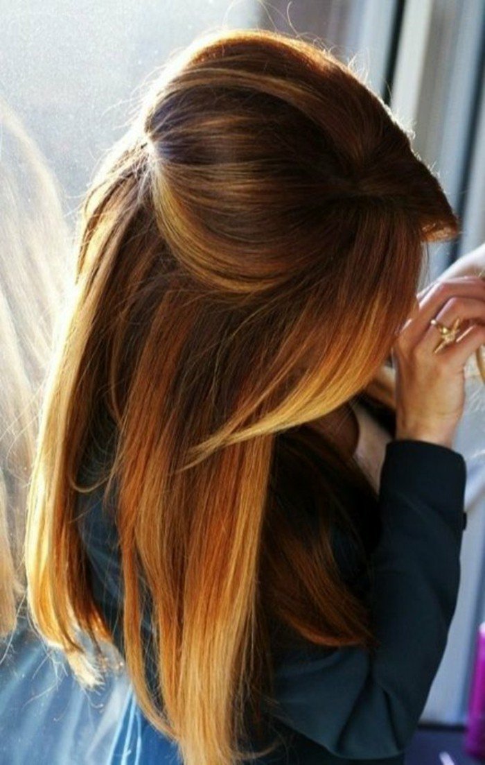 dunkelbraune haare bei den ansätzen verfließend in caramel bi zu blonden spitzen, schöne frisur auf glattem haar