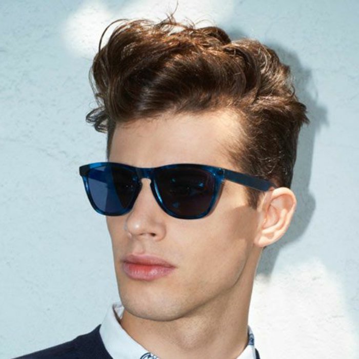 frisuren halblang gestuft locken, model mann, teenager style, blaue sonnenbrille, trendy im sommer mit accessoires und haarfrisuren
