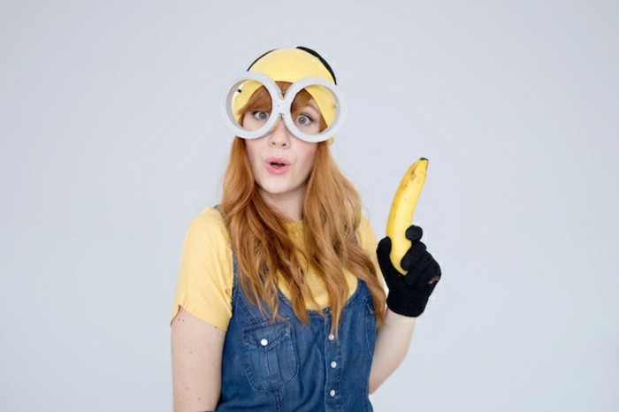 halloween kostüm ideen für jeden, die minions sind eine der besten ideen, jeans oder blaues outfit mit felbem tshirt, große brille und banane