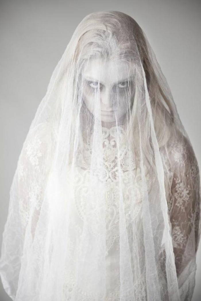 einfache halloween kostüme zum erschrecken, eine gruselige frauengestalt, weißer stoff