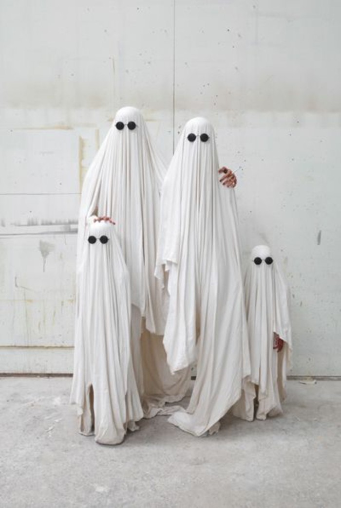 einfache halloween kostüme für die ganze familie, mama, papa und die zwei kinder mit weißen bettwäsche bedeckungen