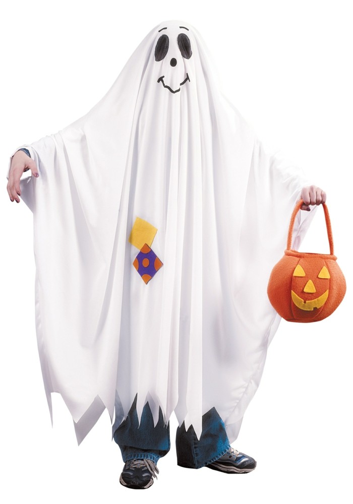 einfache halloween kostüme, ein gespenst ist die einfachste idee, weiße bettwäsche mit zwei schwarzen punkten für augen, kürbisleuchte