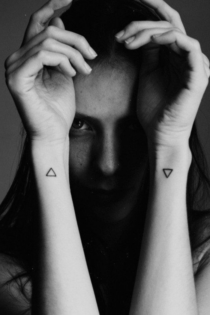 tattoo handgelenk ideen für frauen zwei dreiecke, einer auf jeden hand, schwarz weißes bild