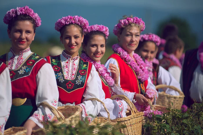 im tal der rosen, festival der bulgarischen rosen, frauen mit traditionellen bulgarischen trachten 