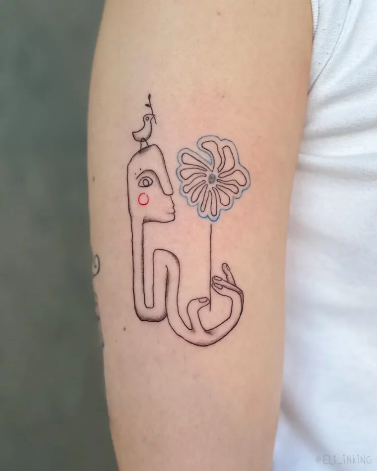 kleines kuenstlerisches tattoo fuer frauen am oberarm