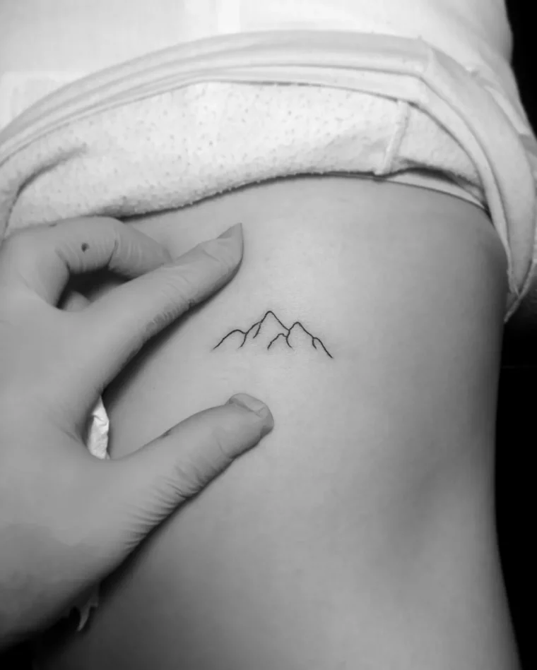 kleines tattoo berge