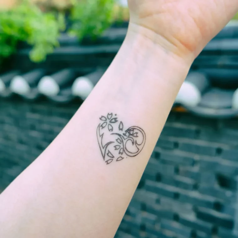 kleines tattoo herz am unterarm