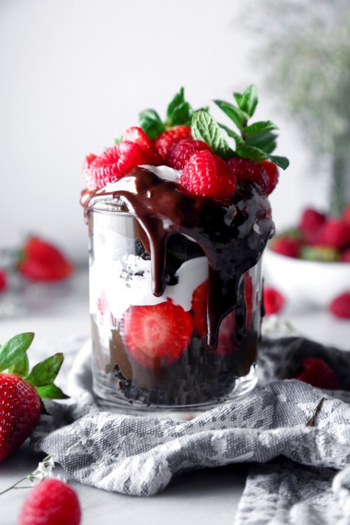 kuchen im glas selber machen, dessert mit schokolade und früchten, himbeeren und erdbeeren