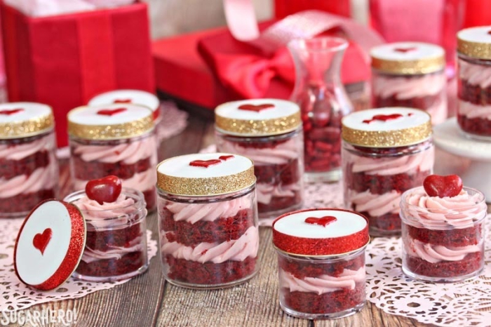 kuchen im glas rezept, geschenk zum valentinstag, verschlussdeckel mit herzen, rosa creme