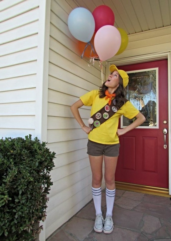 halloween kostüm ideen für frauen, scout kostüme zum nachmachen, gelbes shirt, kurze hose, lange socken, gelber hut, viele balloons