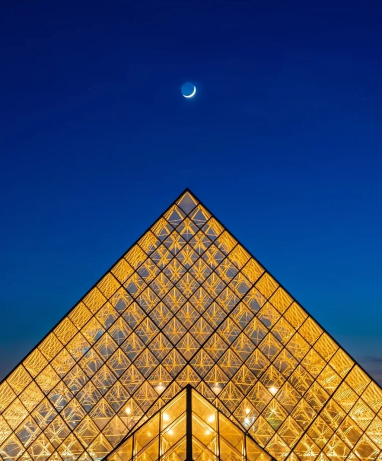 louvre museum abend bild mond im zentrum