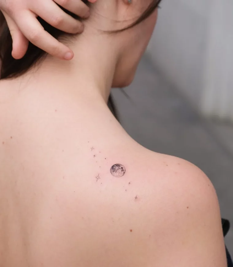 mond und sterne kleines tattoo an der schulter einer frau