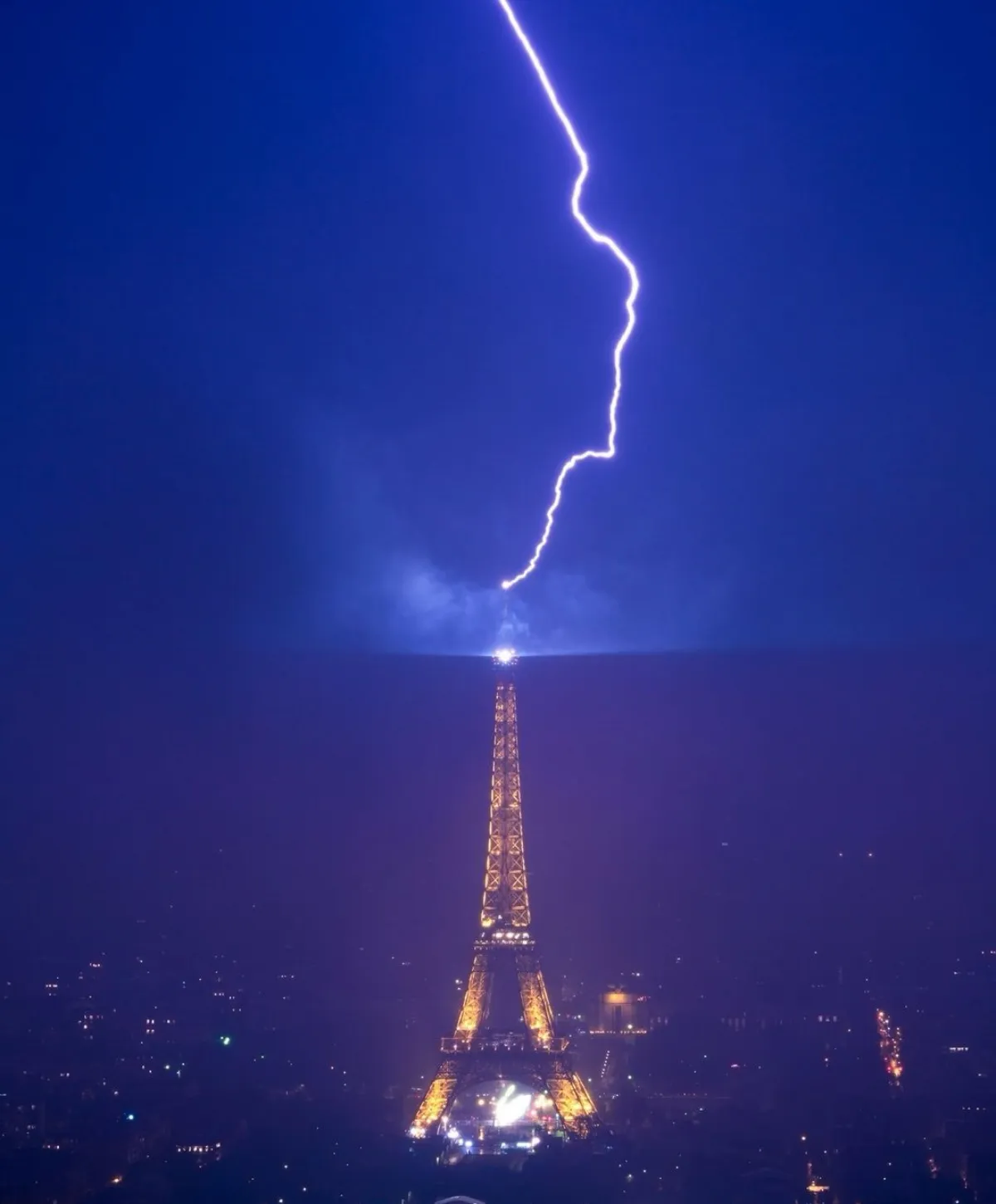 nacht in paris blitz über eiffelturm