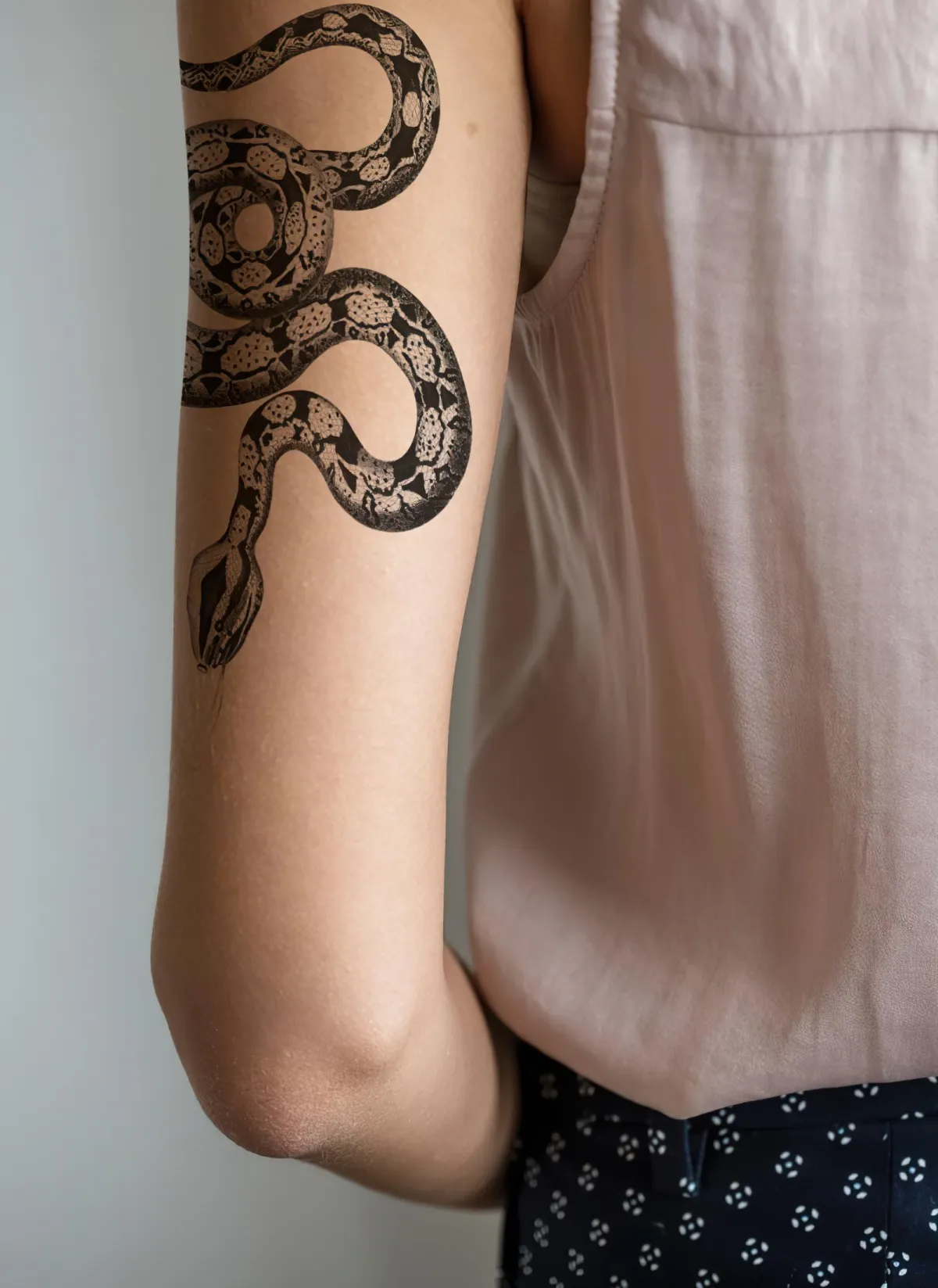 oberarm tattoo frauen schlange tattoo weisheit symbol
