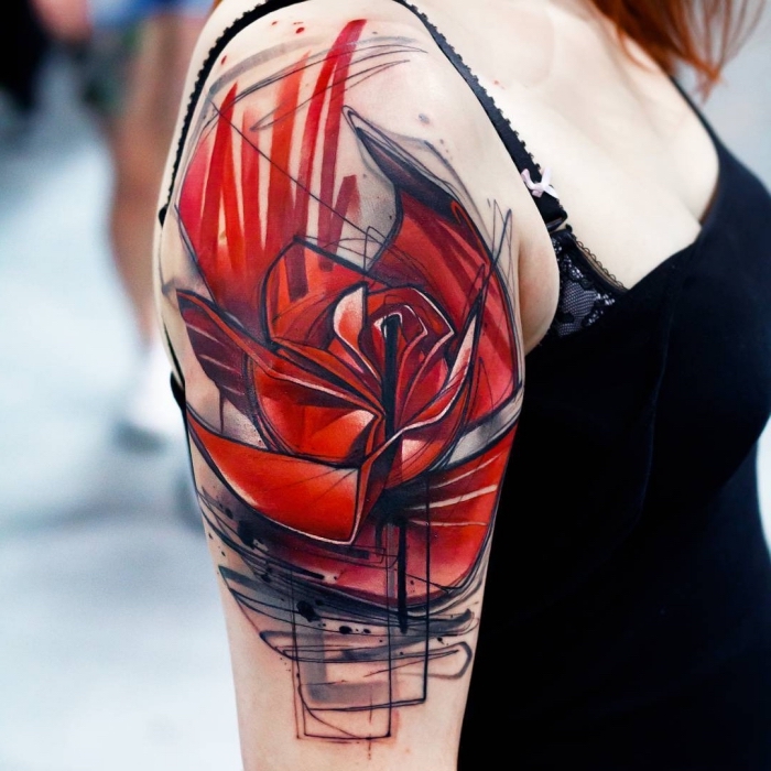 frau mit oberarm tattoo mit blumen motiv, große rote blüte, große tätowierung am arm