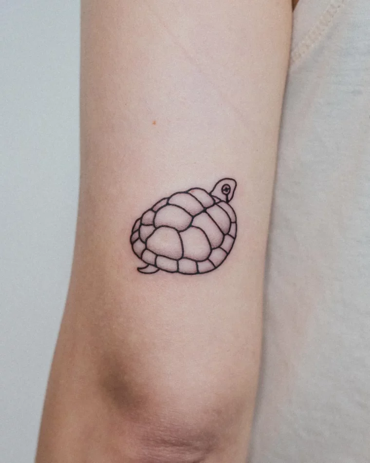 schildkroete kleines tattoo am oberarm
