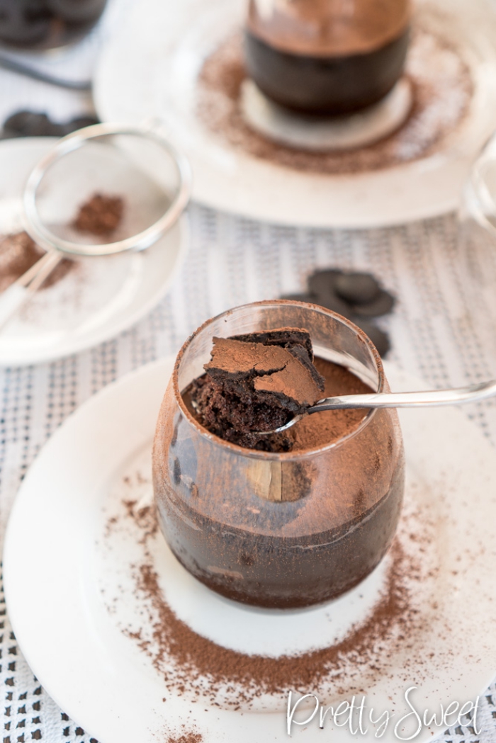 schokoladenkuchen im glas garniert mit kakao, weiße teller, einfache rezepte