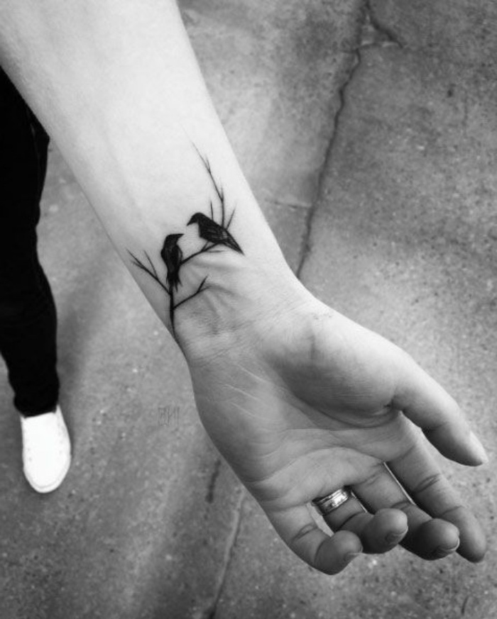 coole tattoo vorlagen udee zwei vögel schauen ienander, hand mit rong am ringfinger
