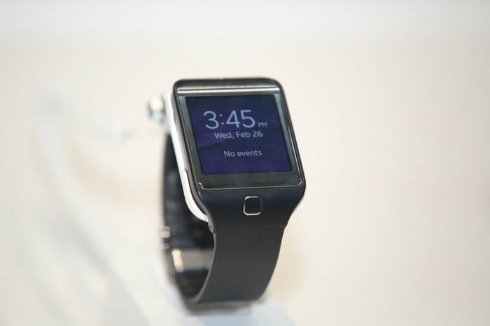 eine Smartwatch mit Dateien, das ist Wear OS von Google, graue Smartwatch mit blauem Display