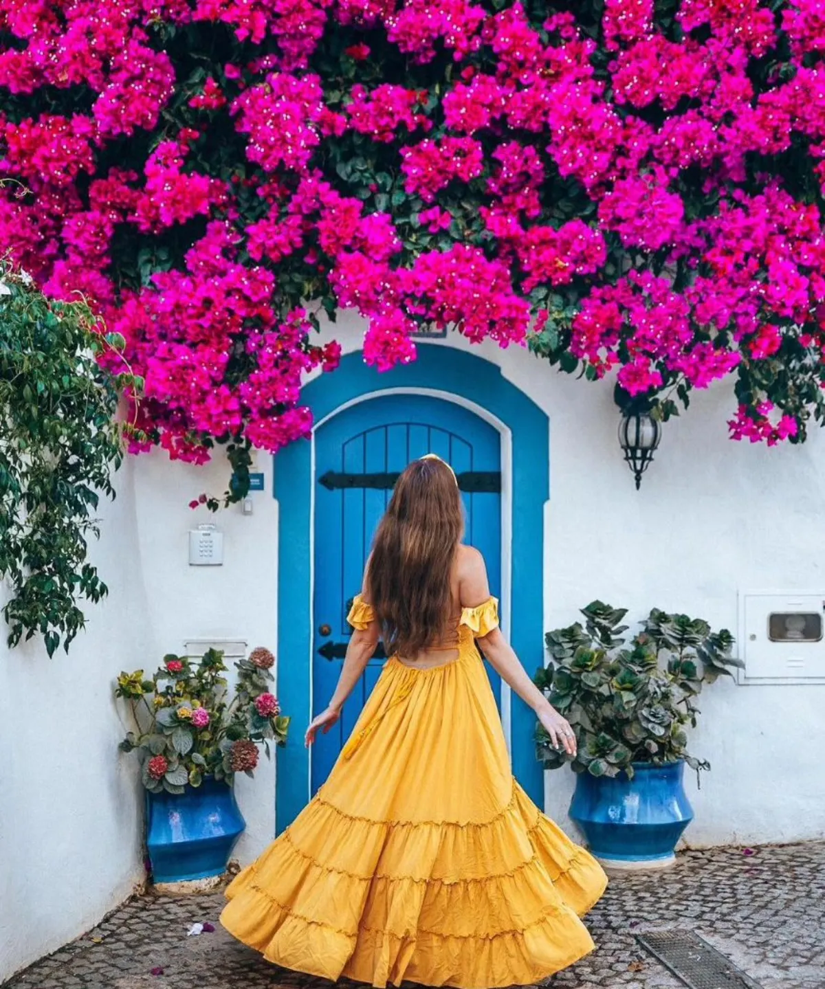 sommer in griechenland frau mit gelbem kleid