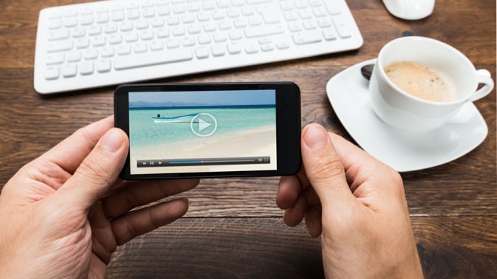 ein Bild vom Meer und ein Boot, ein Foto vom Handy, eine Tastatur, eine Kaffeetasse, Swipe-Navigation