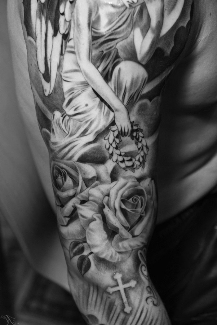 tattoo arm mann, detaillierte religiöse tätowierung, frau mit rosen und kreuzen