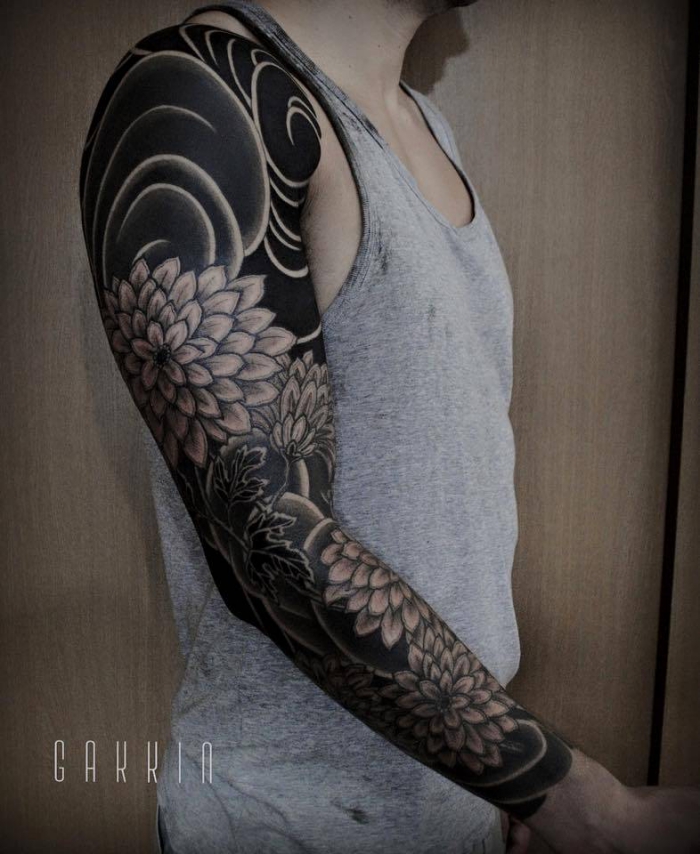 tattoo arm mann, sleeve mit japanischen motivenm wasserwellen und großen blumen