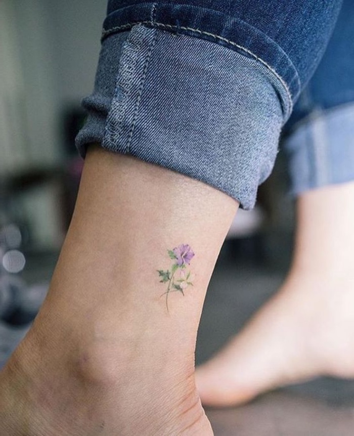 tattoo vorlagen, kleines beintattoo, blume lila, jeans, beintattoo idee für frauen