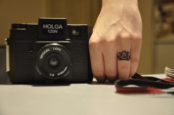 schöne tattoos und kreative ideen dazu, ein kamera und daneben hand mit kamera tattoo directors