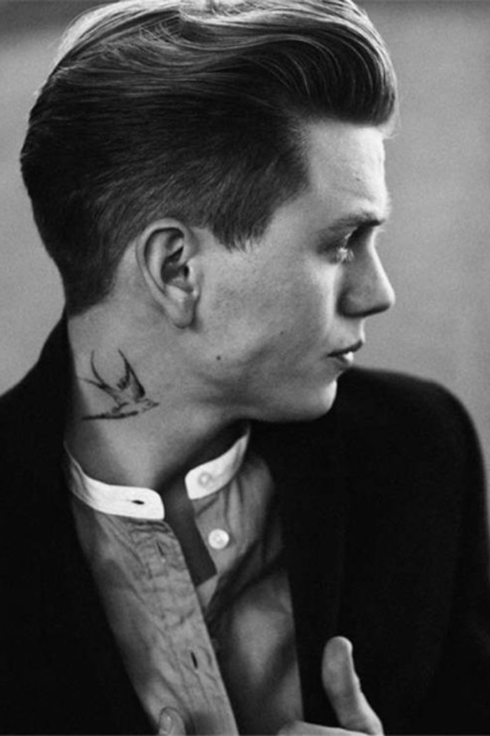 schöne tattoos für mann, männerfoto, bild schwarz weiß von einem mann mit vogel design