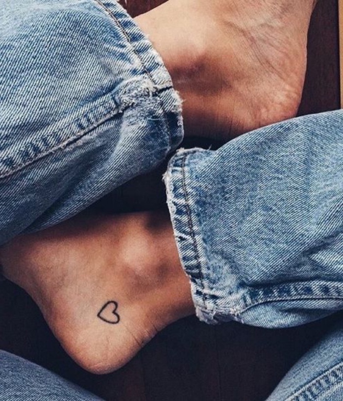 tattoo bilder eine dezente idee am fuß, herzchen jeans tragen, tattoos design ideen