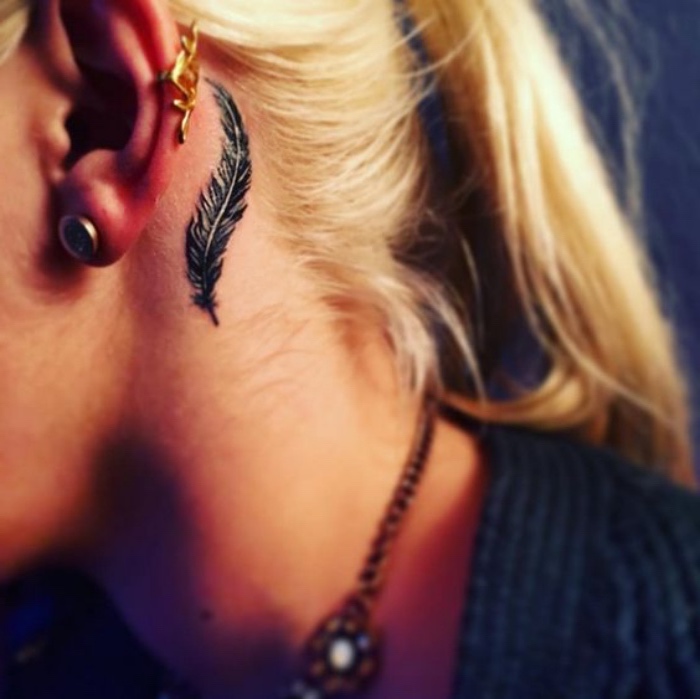 tattoo bilder ideen feder hinter dem ohr inspirierendes tattoo design, blonde haare, piercing, tattoos