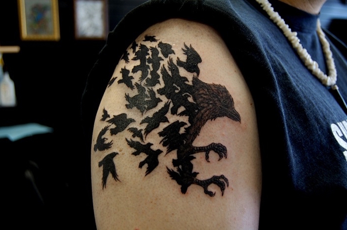tattoo ideen männer, rabe und vielen kleinen vogeln, blackwork tätowierung an der schulter