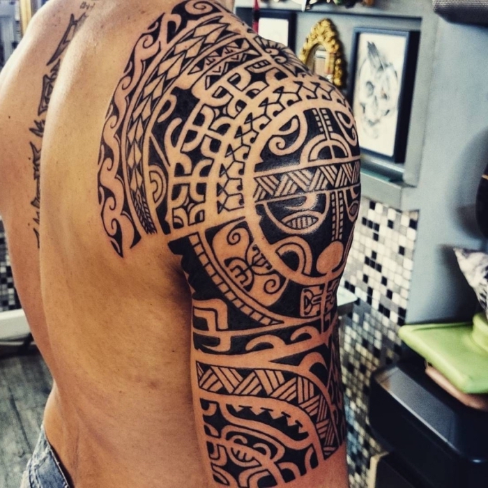 tattoo ideen männer, mann mit großer tätowierung mit geometrischen elementen