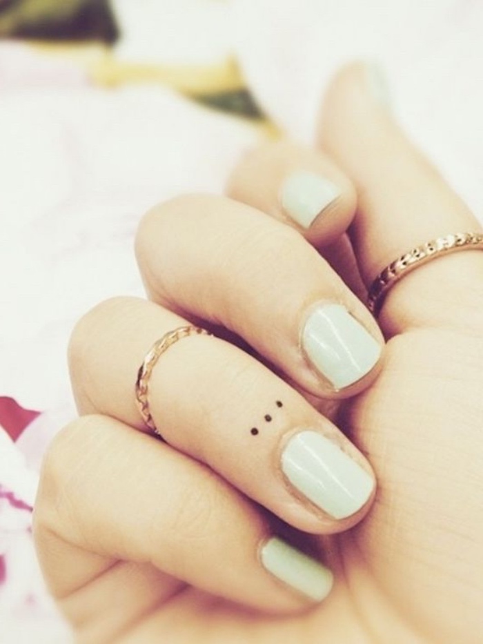 tattoo arm, tattoo hand, tattoo finger mit ringe kombiniert, punkte nägel, nageldesign weiß