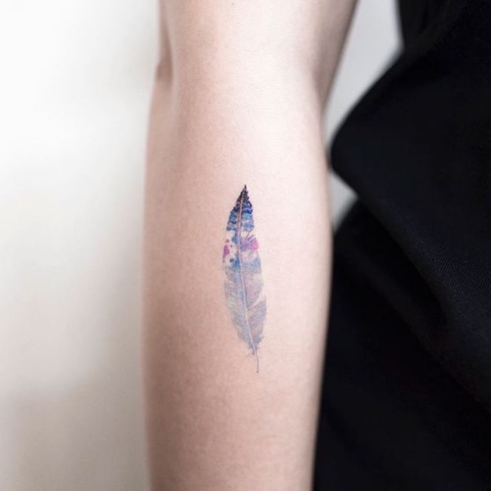tattoo motive mit bedeutung feder tattoo idee buntes tattoodesign, armtatoo