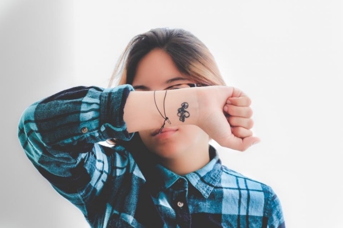 tattoo klein neben den armbändern, blau, schwarzes hemd, mädchen tattoos