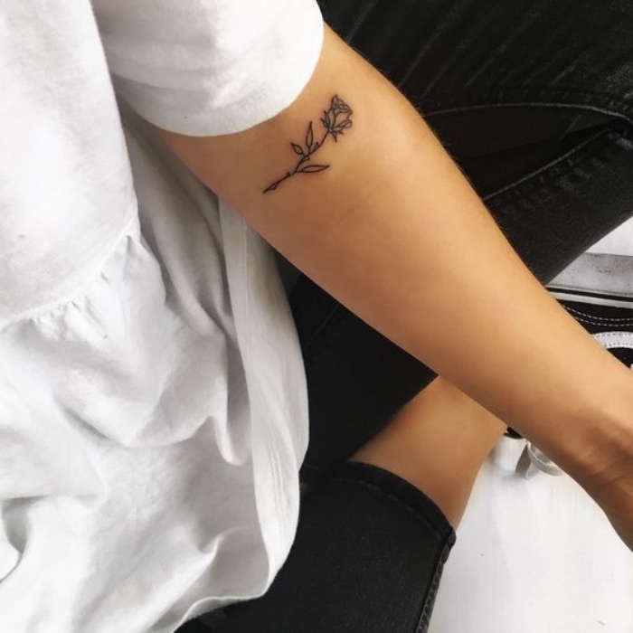 tattoos frauen, weißes hemd, rose am arm rose mit blättern und dörner, bild von einem arm