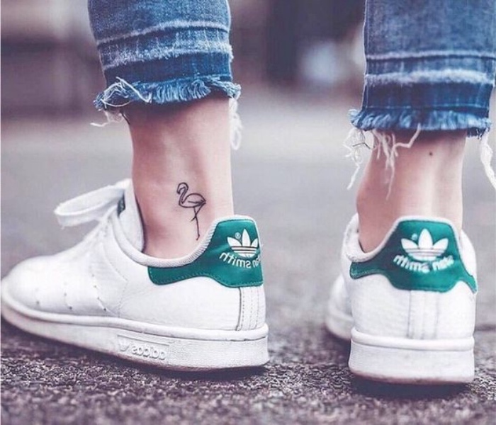 kreative tattoo ideen auf dem bein, knöchel, adidas sneakers, flamingo, jeans, grüne streifen auf den turnschuhen