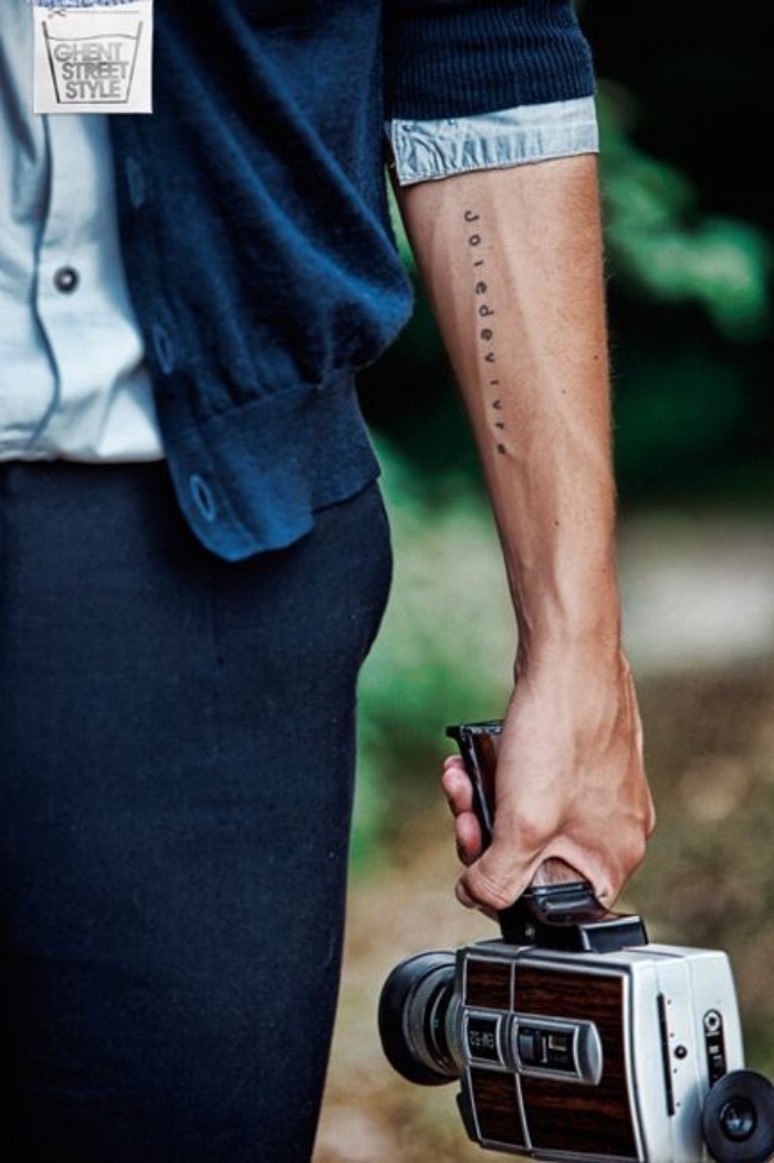 tattoos für frauen und männer, ein mann seine hand wird mit text verziert von oben bis zum handgelenk