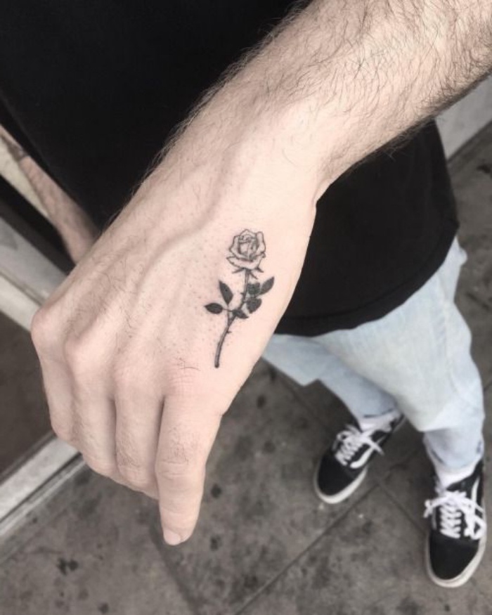 tattoovorlagen und ideen für die beiden geschlechter, rose tattoo am hand eines mannes