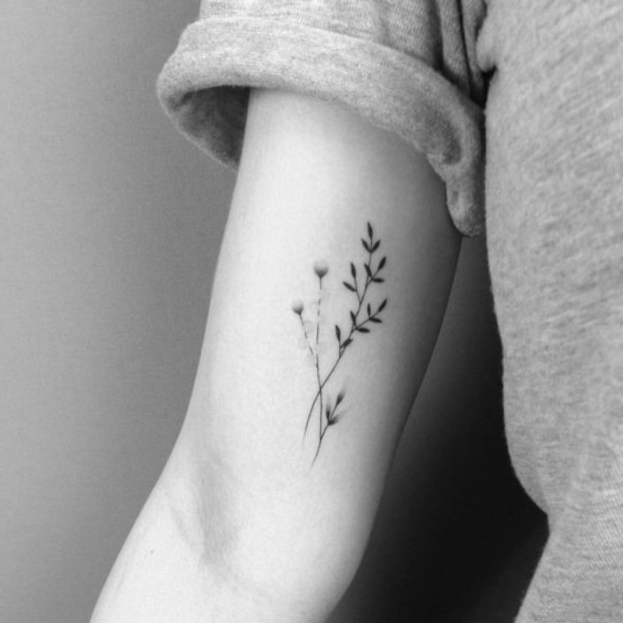tattoo motive für damen, blumen und gras, schwarz weißes foto von tattoo designs 