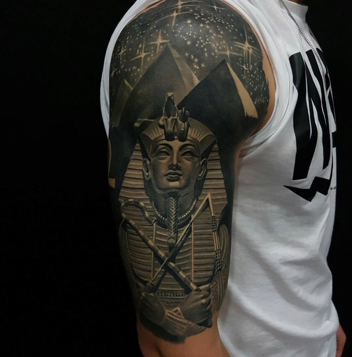 tattoos für männer, egypthisches motiv, die pyramiden in giza, nachthimmel