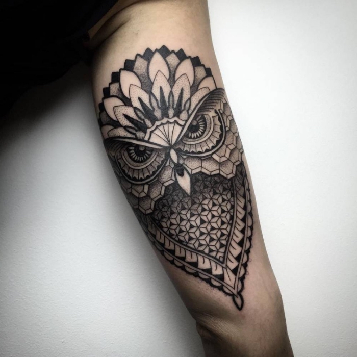 tattoos für männer, geometrische motive, großer vogel, schwarz grau